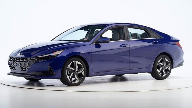 Hyundai Elantra — Sedán elegante y eficiente con alto confort. Auto de renta en Cuba con Rentacaresa.